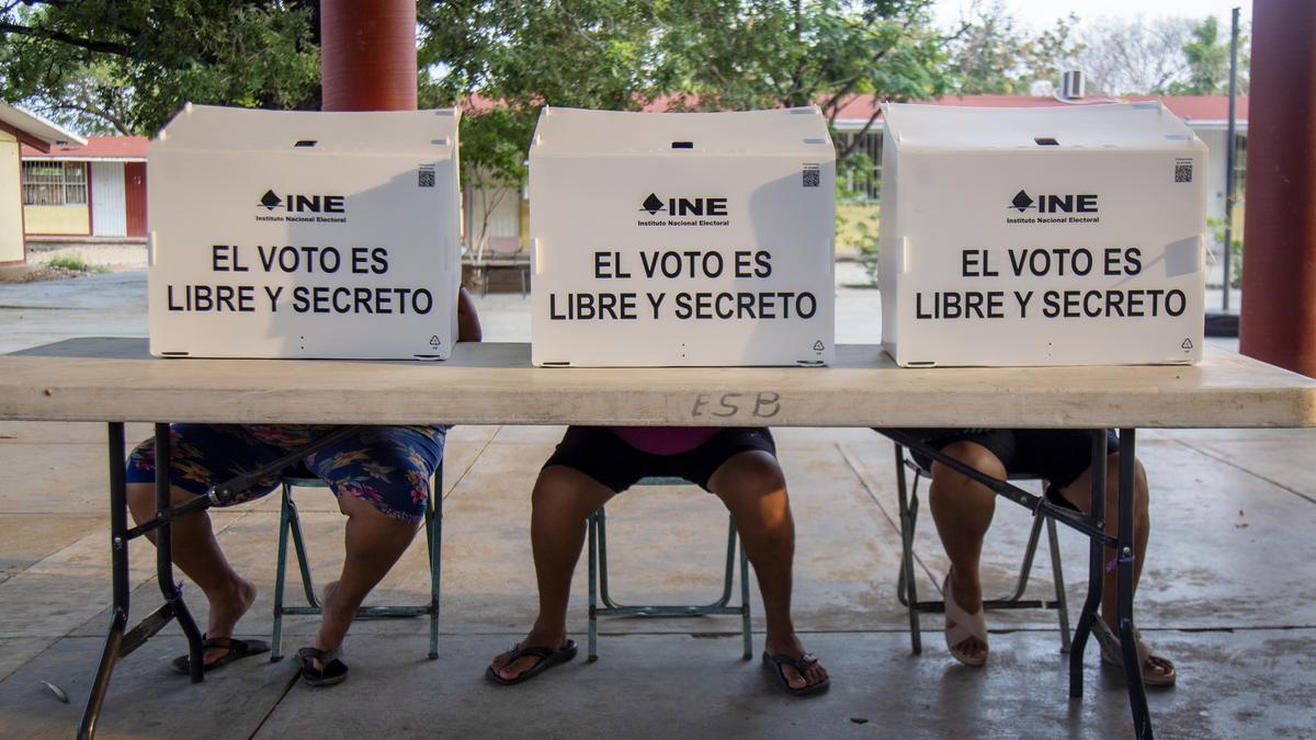 Personas votan en las elecciones judiciales este domingo, en Tehuantepec (México).