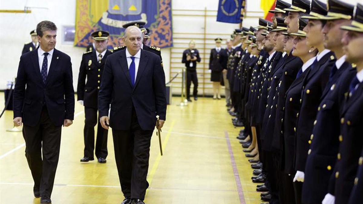 Cosidó junto a Fernández Díaz en un acto de jura de una promoción de inspectores de Policía.