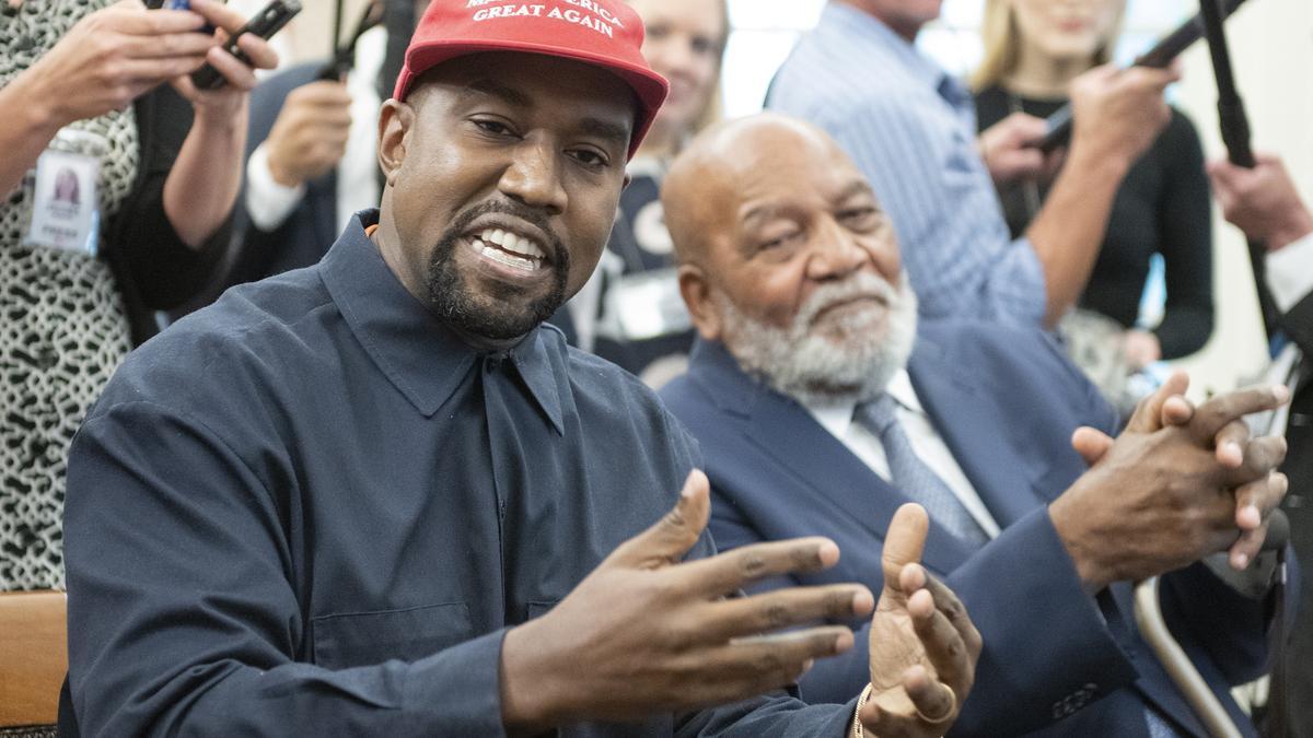 Antigua asistente de Kanye West acusa al rapero de agresión y tráfico sexual