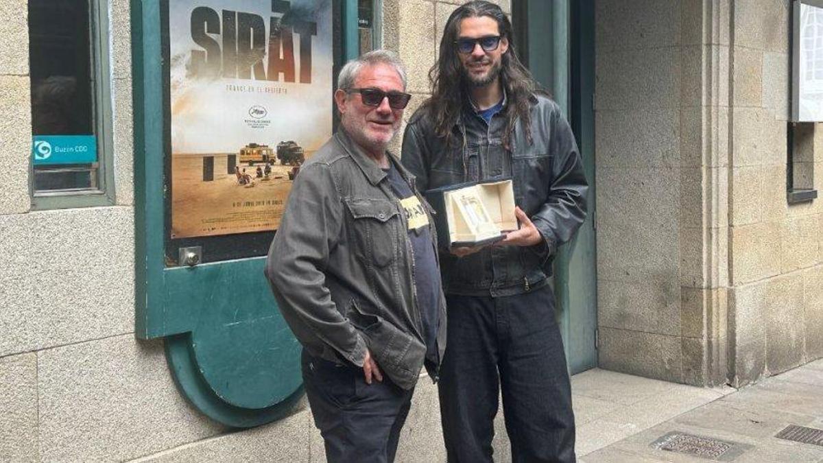Oliver Laxe y Sergi López con el premio del Festival de Cannes este lunes en Santiago.