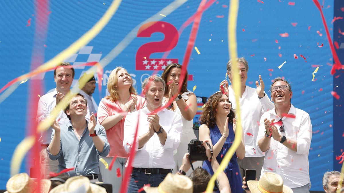 Alberto Núñez Feijóo, Isabel Díaz Ayuso y José Luis Martínez-Almeida durante el acto organizado por el Partido Popular para celebrar el ecuador de una legislatura en la que gobierna con mayoría absoluta tanto en la Comunidad como en la ciudad de Madrid.