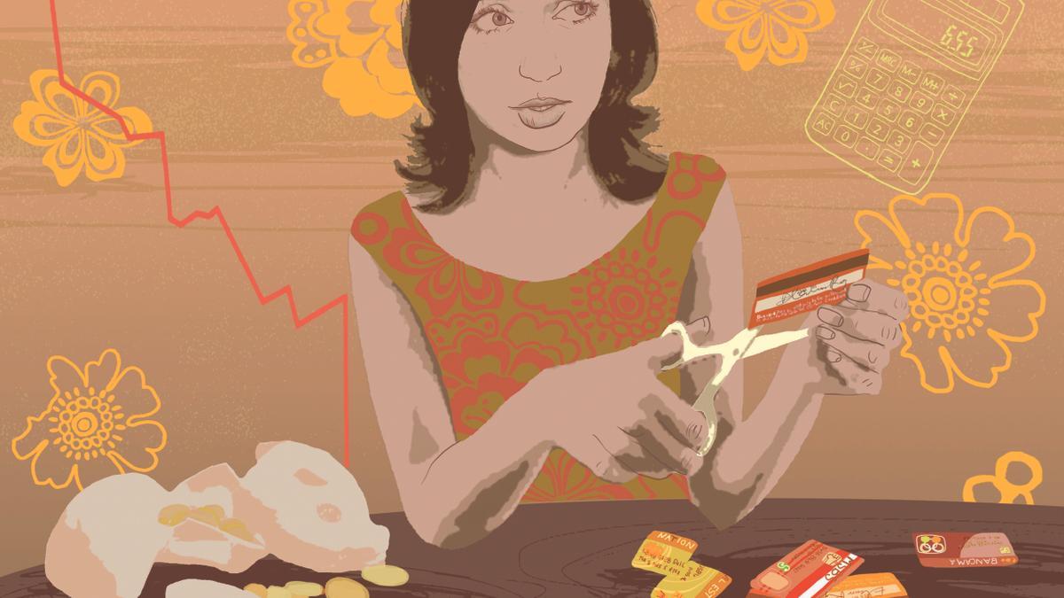 Ilustración de una mujer cortando una tarjeta bancaria de PVC.