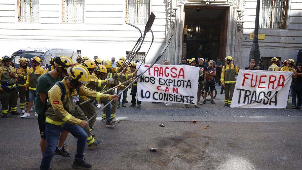 Los bomberos forestales de la Comunidad de Madrid se concentran frente al Ministerio de Hacienda.