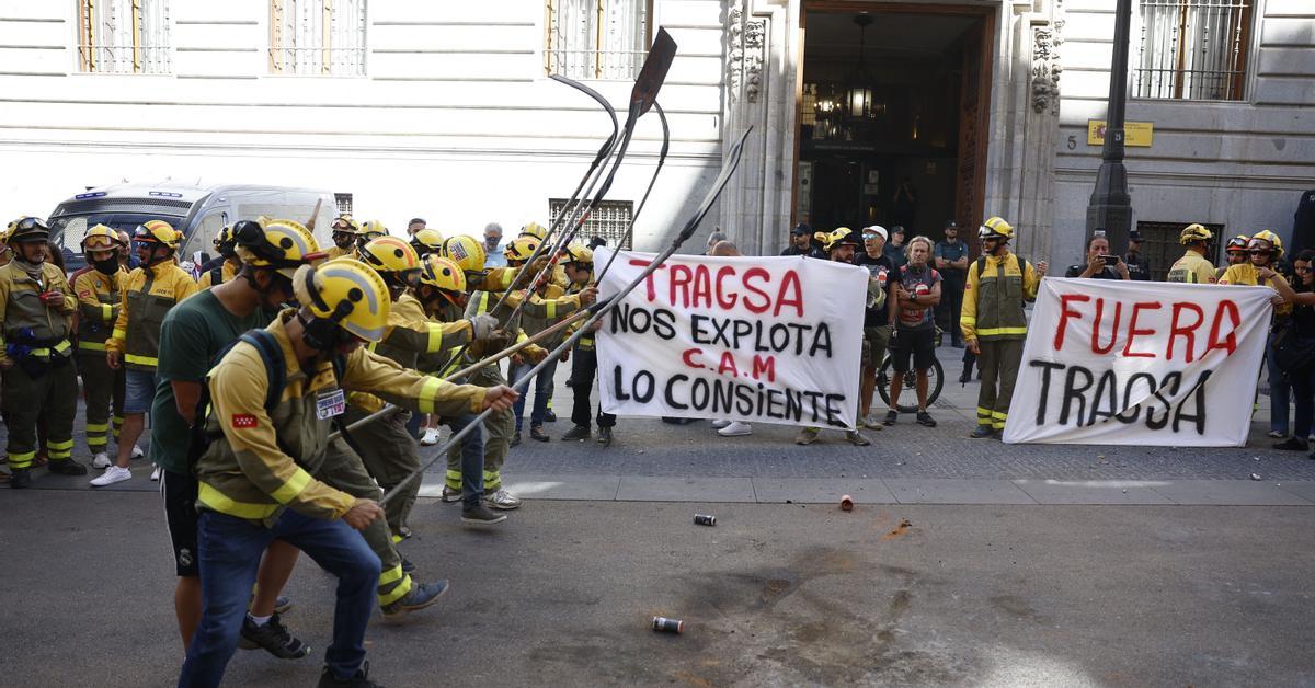 "El fuego nos mata, Tragsa nos remata": los bomberos forestales de Madrid cargan contra Almeida