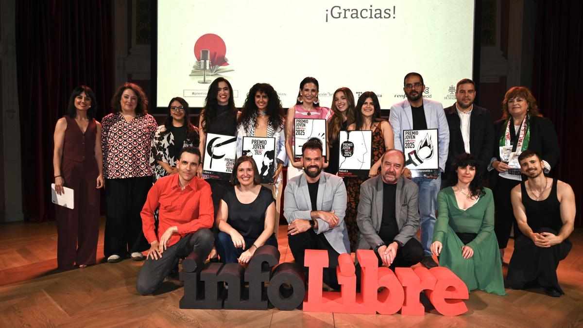 Foto de familia de los Premio Jovenes infoLibre 2025.