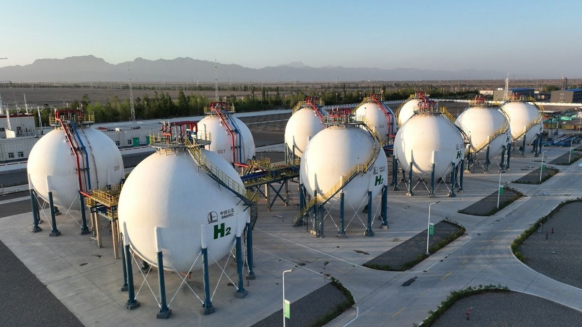 Tanques en una planta de hidrógeno verde.