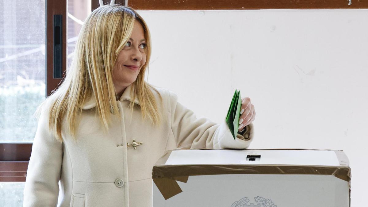La primera ministra italiana, Giorgia Meloni, emite su voto en un colegio electoral durante la votación del referéndum constitucional italiano sobre la reforma del sistema judicial.