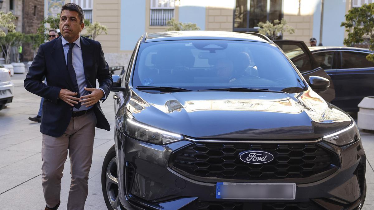 El presidente en funciones de la Generalitat valenciana, Carlos Mazón, llega al Palau de la Generalitat