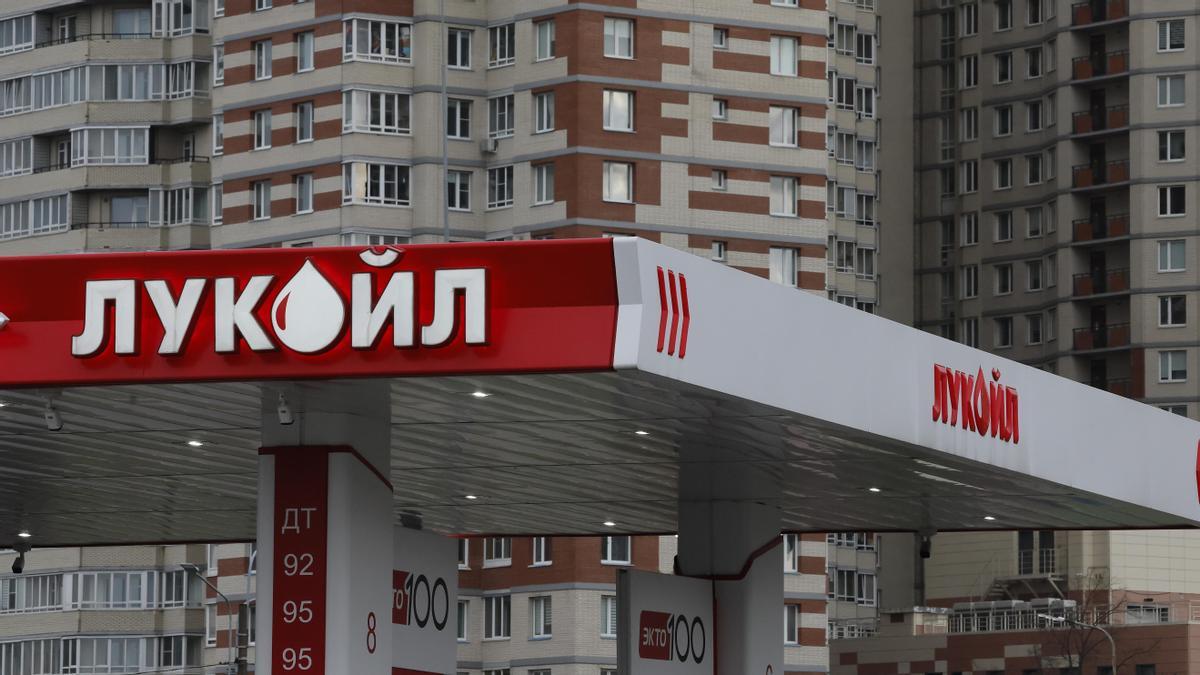 Gasolinera de la multinacional energética rusa Lukoil en San Petersburgo, Rusia, el 23 de octubre de 2025.