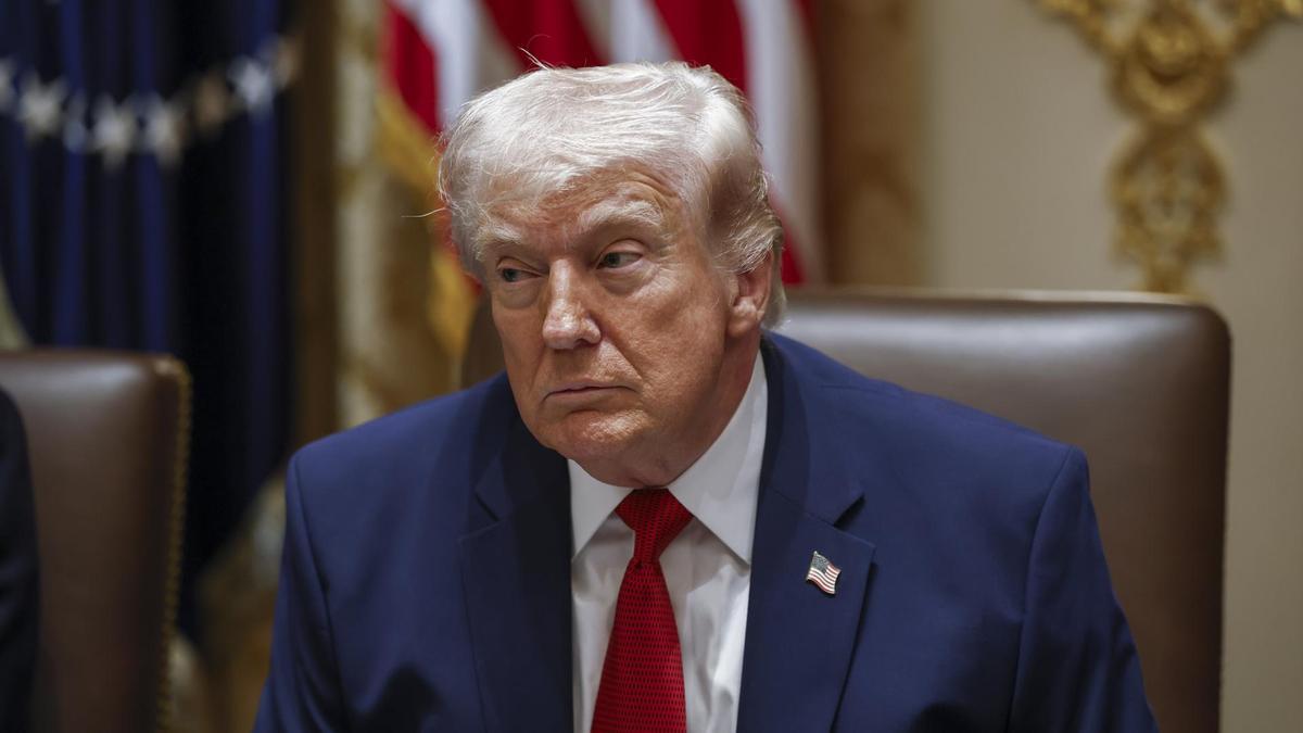 El presidente de Estados Unidos, Donald Trump, preside una reunión de gabinete en la Sala del Gabinete de la Casa Blanca.