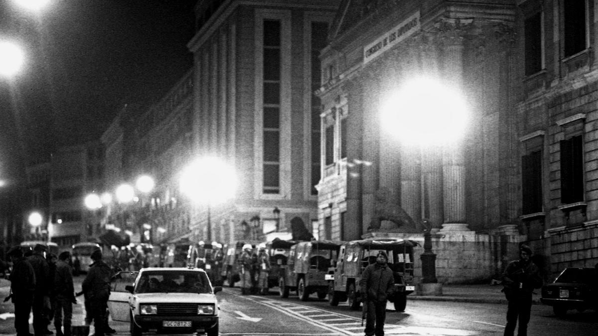 Miembros del Grupo Especial de Operaciones de la Policía Nacional (GEO) vigilan el exterior del Congreso de los Diputados el 23-F.
