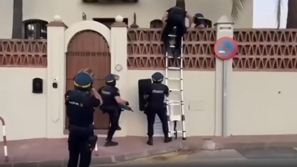 La Policía Nacional en uno de los registros.
