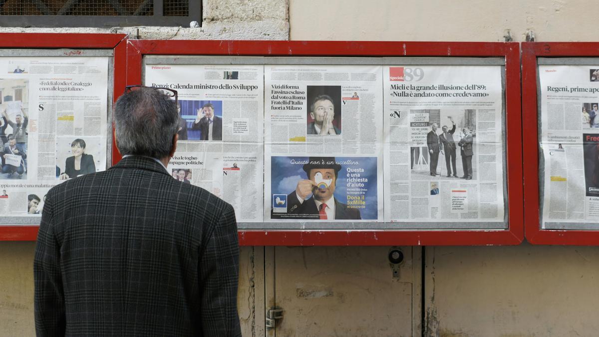 Páginas de un periódico expuestas en una vitrina en una calle de Roma (Italia).
