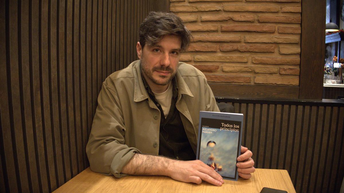 Alejandro Narden con su libro 'Todos los principios'