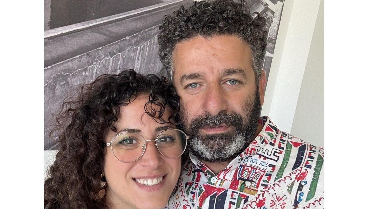 Sally Issa junto a su marido, el activista palestino nacionalizado español, Saif Abukeshek,