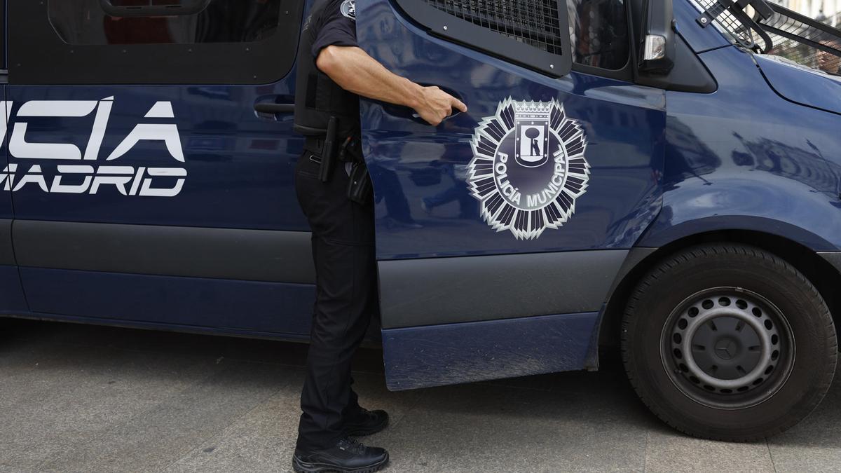 Un policía municipal este jueves en Madrid.