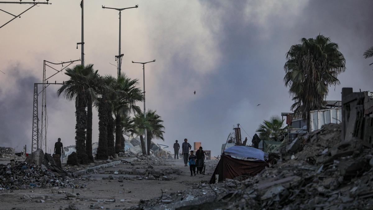 Una columna de humo se eleva cerca de la Universidad Islámica tras los ataques aéreos israelíes en la ciudad de Gaza el 7 de octubre de 2025.