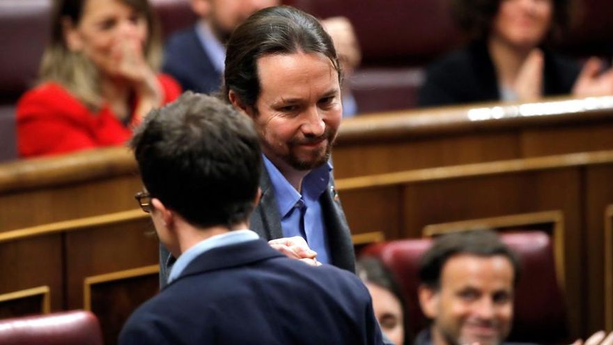 El líder de Más País, Íñigo Errejón, saluda al secretario general de Unidas Podemos, Pablo Iglesias.