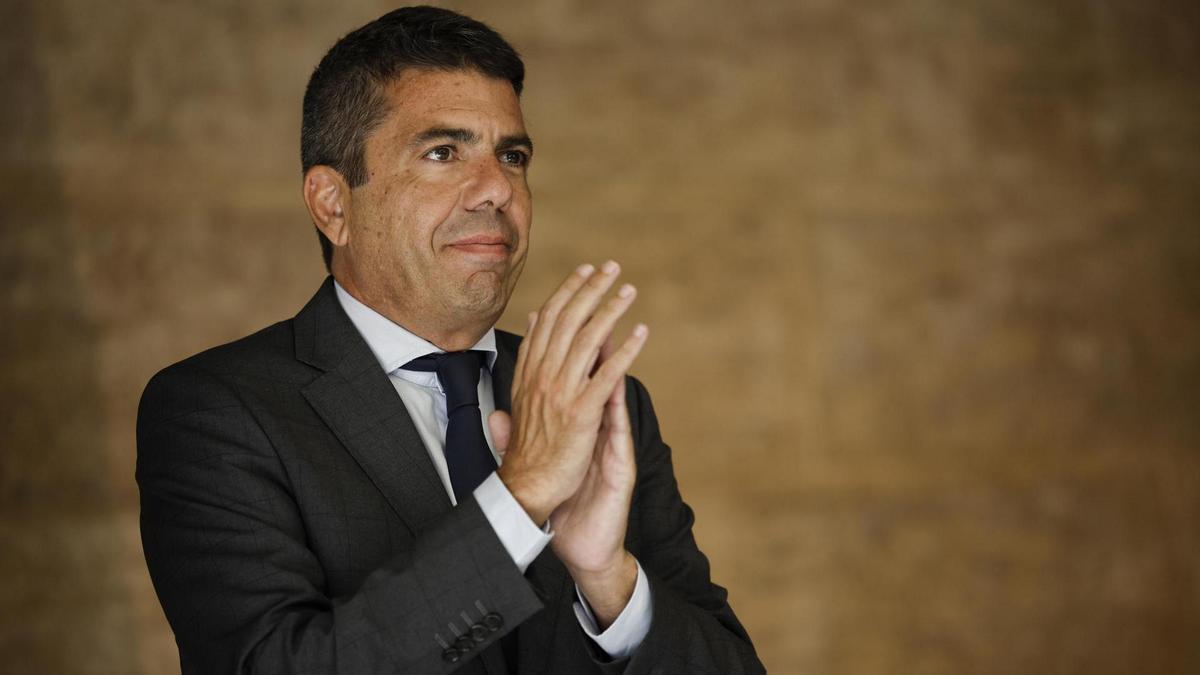 El president de la Generalitat, Carlos Mazón, durante la recepción al equipo de balonmano Horneo EÓN Alicante.