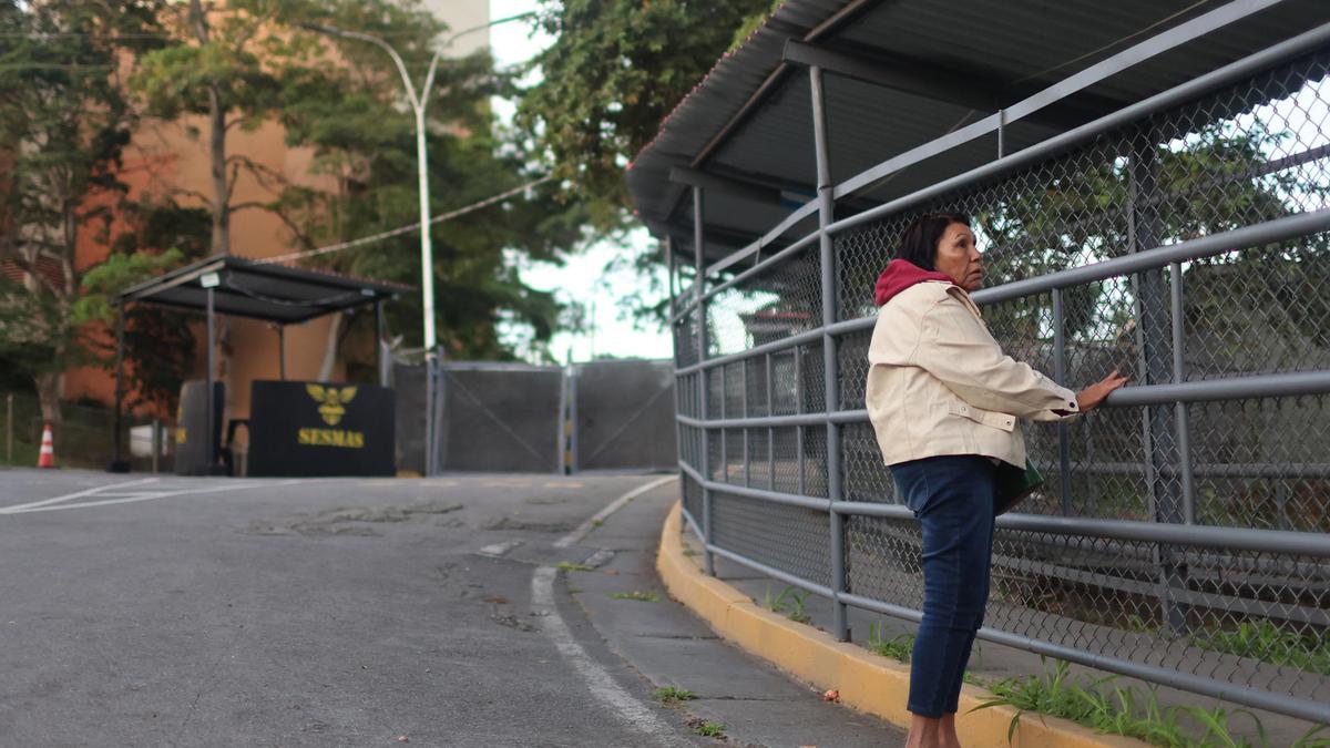 Una persona espera frente a la cárcel El Rodeo I este lunes, en Caracas (Venezuela).