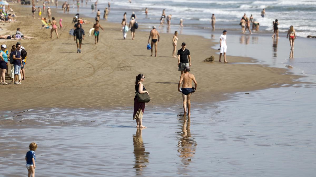 Vista general de la playa de la Malvarrosa adonde ha acudido un gran número de personas para disfrutar de este caluroso inicio del mes de junio.