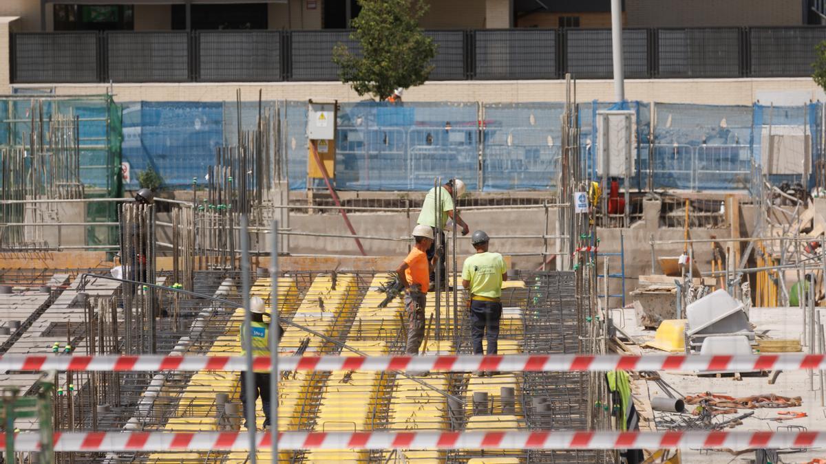 Varios obreros durante la construcción de un edificio en Madrid (España).