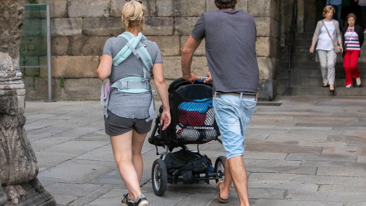 Una pareja con un carrito de un bebé, en Santiago.