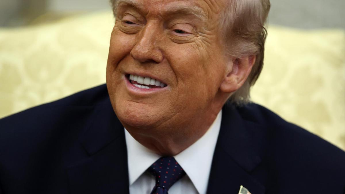 El presidente de Estados Unidos, Donald Trump, habla durante una reunión bilateral con el canciller alemán, Friedrich Merz.