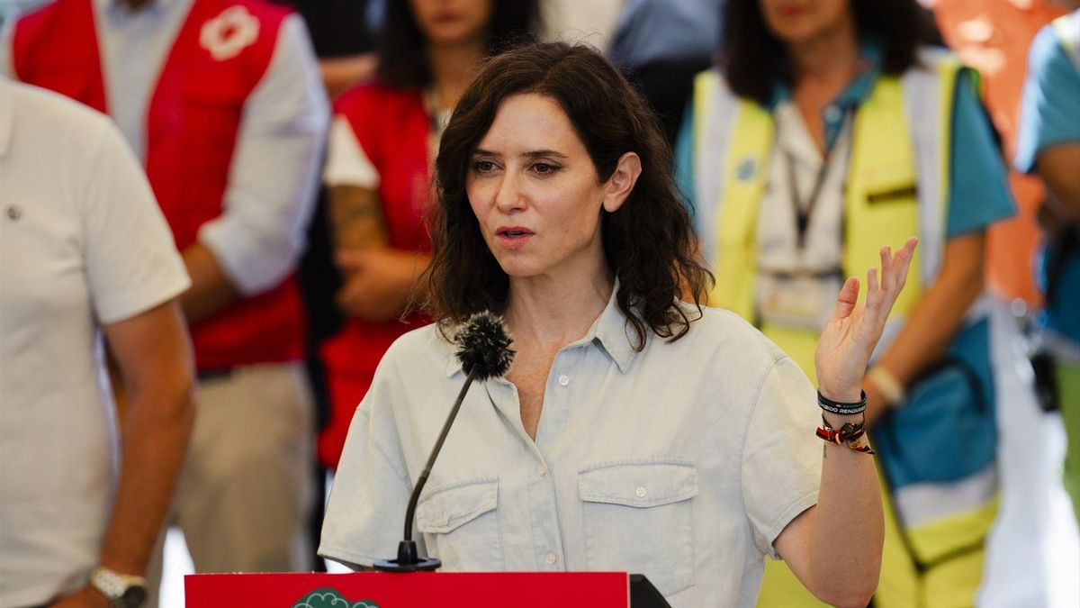 La presidenta de la Comunidad de Madrid, Isabel Díaz Ayuso, atiende a los medios, a 2 de agosto de 2026, en Pelayos de la Presa, Madrid (España).