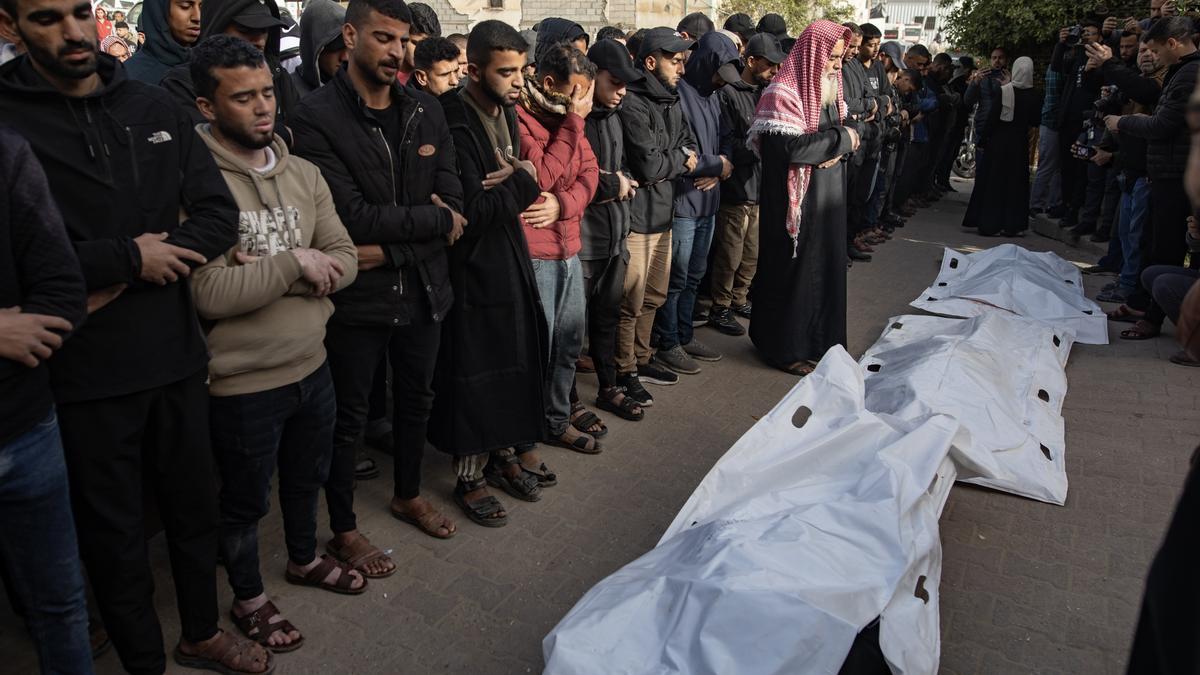 Palestinos realizan oraciones fúnebres ante los cadáveres en el Hospital Nasser de Khan Yunis, al sur de la Franja de Gaza, el 15 de febrero de 2026.