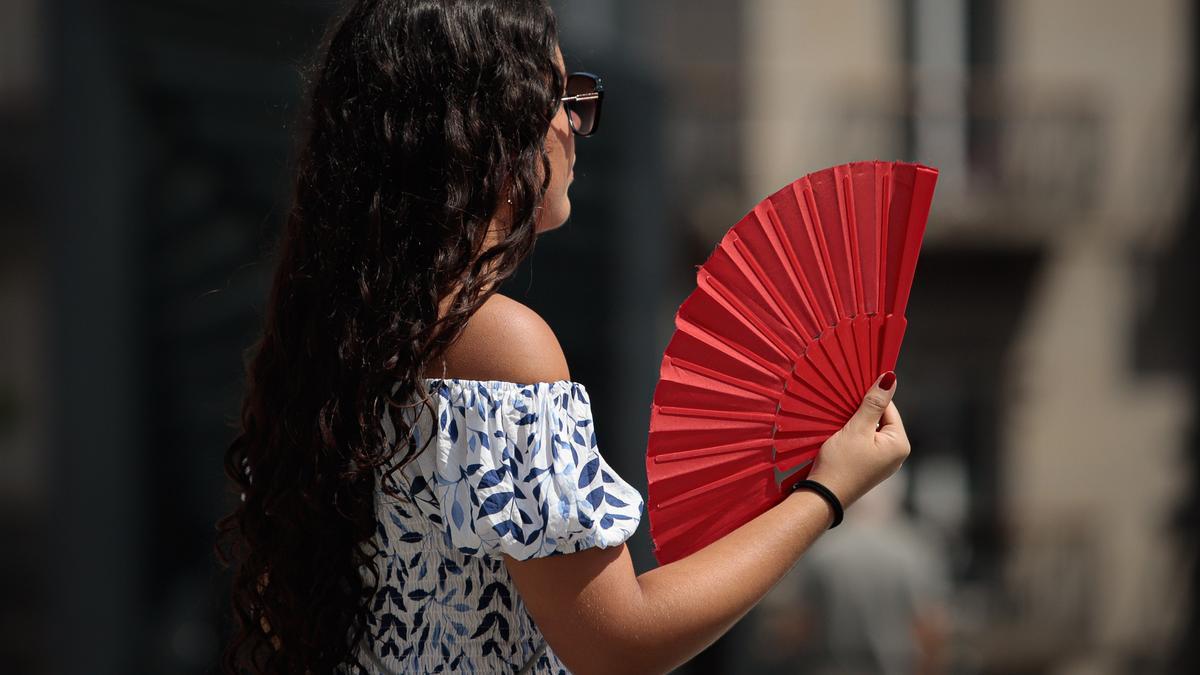 Foto de archivo de una mujer abanicándose.