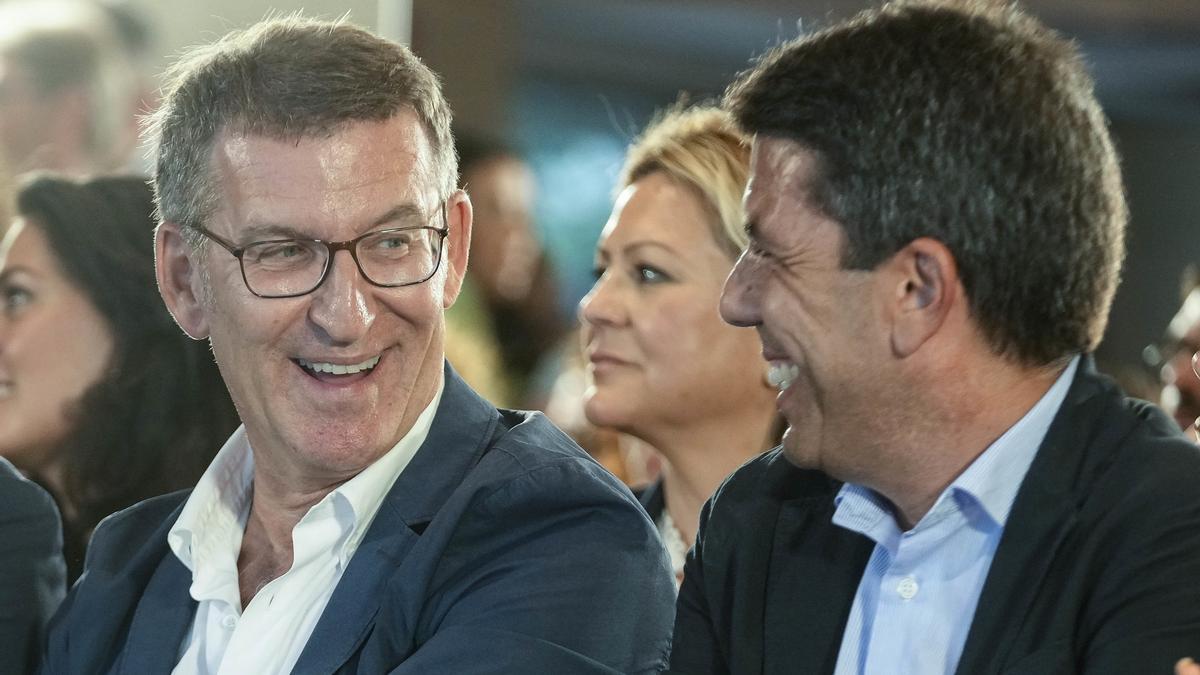 Un año de apoyo a Mazón termina por enredar a Feijóo en sus bulos y cambios de versión sobre la dana