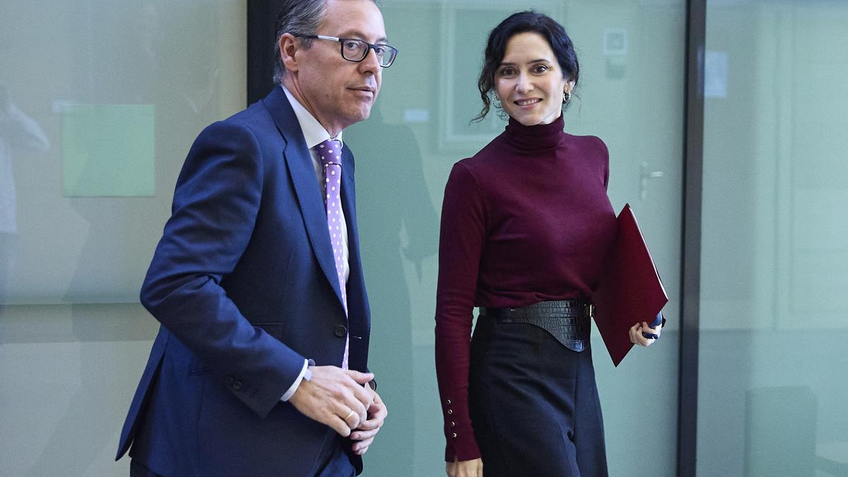 El senador del PP Alfonso Serrano y la presidenta de la Comunidad de Madrid, Isabel Díaz Ayuso, a su llegada a un pleno de la Asamblea de Madrid.