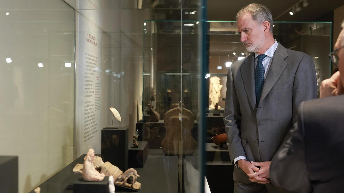 El rey Felipe VI visita este lunes la exposición 'La mitad del mundo. La mujer en el México indígena' que se exhibe en el Museo Arqueológico Nacional.