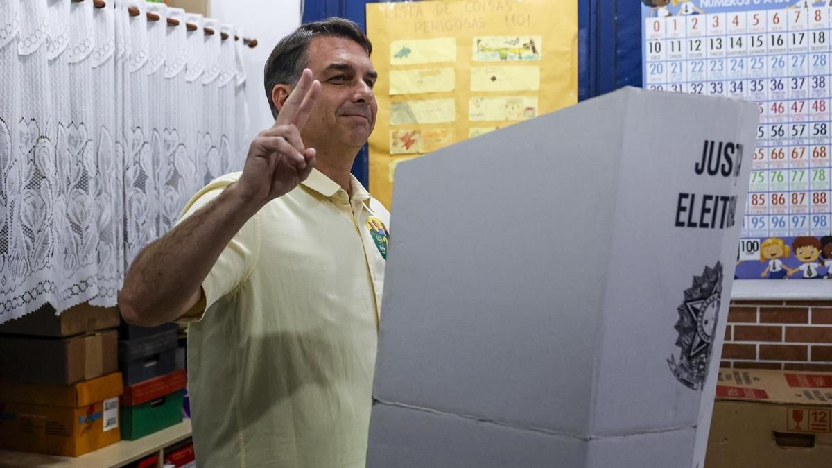 Flávio Bolsonaro vence a Lula en la primera vuelta, pero ambos se disputarán la Presidencia en una segunda