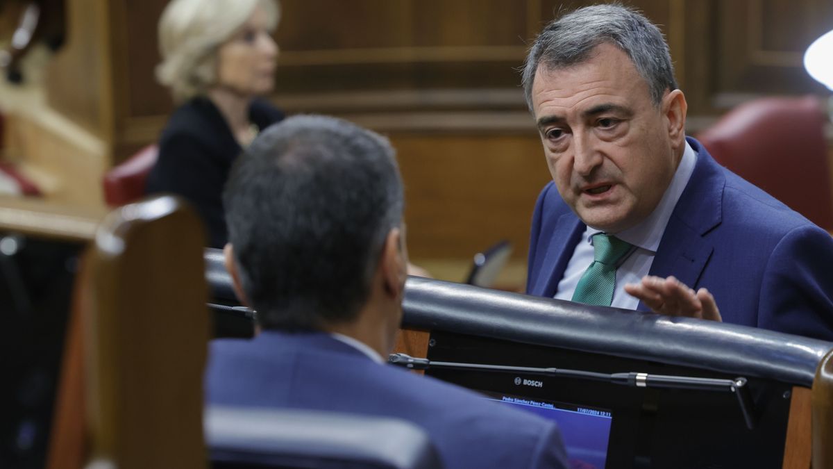 Aitor Esteban charla con Pedro Sánchez tras su intervención en el Congreso.