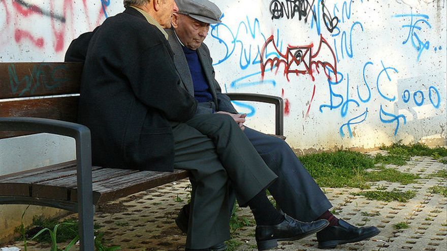 Ancianos en un parque en León.