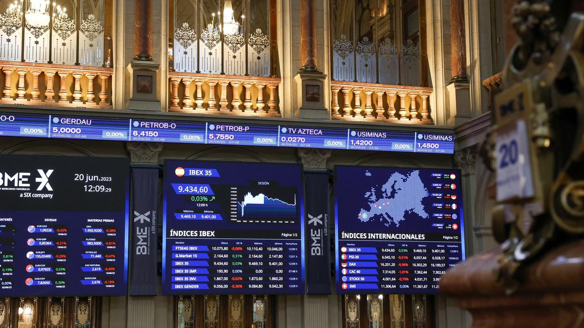 Archivo - Varios paneles del Ibex 35, en el Palacio de la Bolsa.