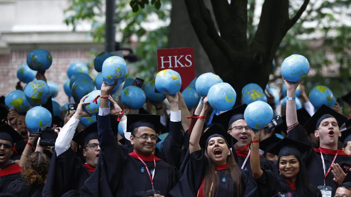 Estudiantes de Harvard durante el acto de fin de curso de este 2025.