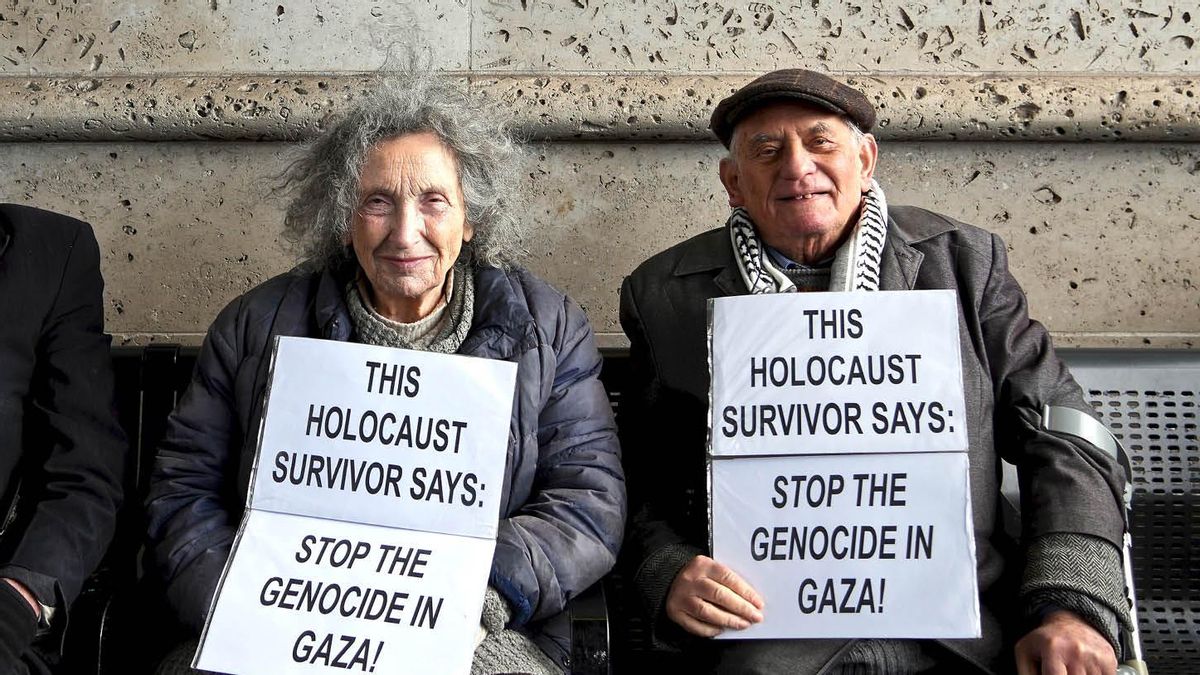 Stephen Kapos junto a Agnes Kory, ambos supervivientes del Holocausto, manifestándose por el fin del genocidio en Gaza.