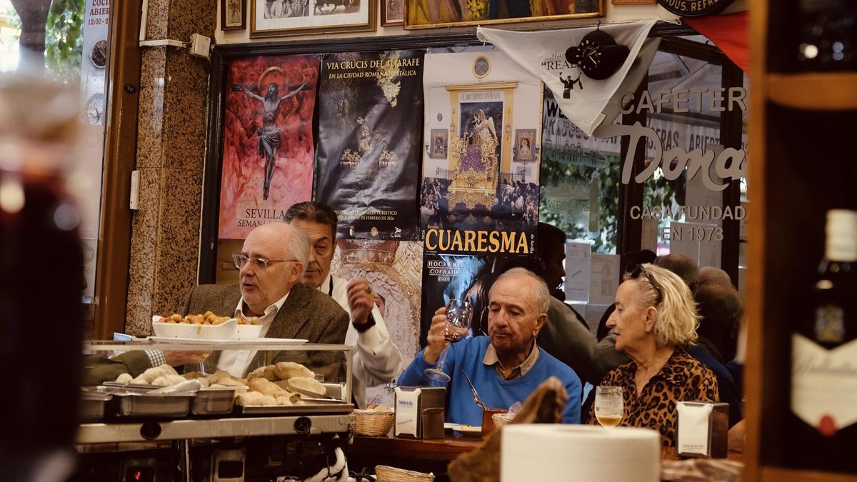 Varios clientes consumen en la Cafetería Donald (Sevilla).