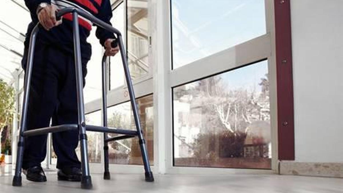 Una persona dependiente en una residencia.