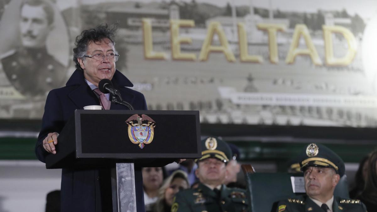 l presidente de Colombia, Gustavo Petro, habla en una ceremonia de ascensos militares, en Bogotá (Colombia).