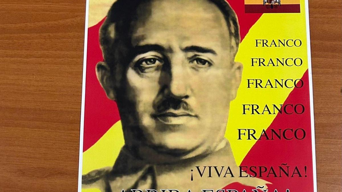 Un alcalde de Vox de Jaén distribuye un calendario con la imagen de Franco entre sus clientes