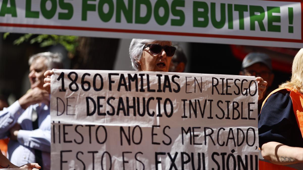 Protesta del sindicato de Inquilinas de Madrid y la FRAVM para pedir al PP que permita la convalidación de la prórroga de alquileres.
