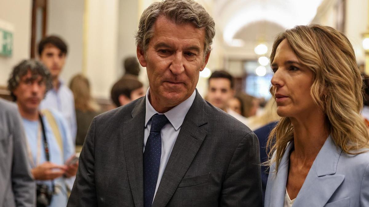 El presidente del PP, Alberto Núñez Feijóo y la diputada del PP Cayetana Álvarez de Toledo salen de una sesión plenaria en el Congreso de los Diputados
