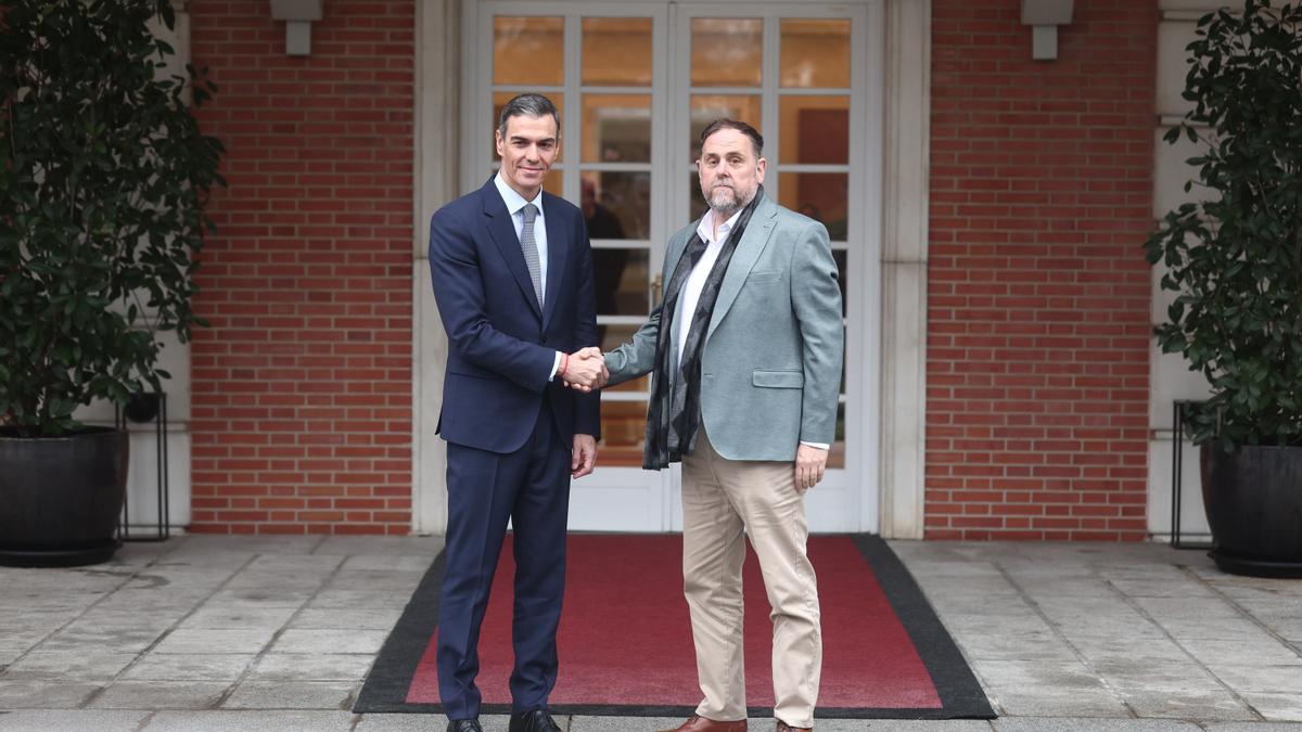 El presidente del Gobierno, Pedro Sánchez, recibe al presidente de Esquerra Republicana de Catalunya (ERC), Oriol Junqueras, en el Palacio de la Moncloa, a 8 de enero de 2026, en Madrid (España).
