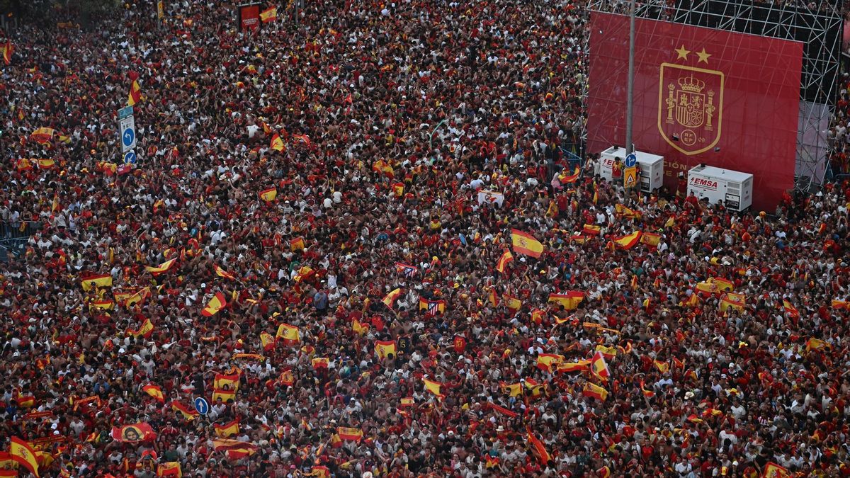 Cientos de aficionados españoles abarrotan la plaza de Cibeles mientras esperan la llegada de la selección española tras proclamarse ayer campeones del mundo al derrotar en la final a Argentina.