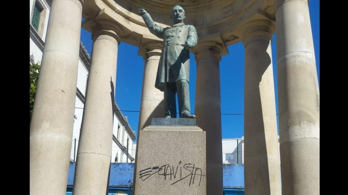 Pintada con el texto “esclavista” realizada en la estatua de Eusebio da Guarda en A Coruña.