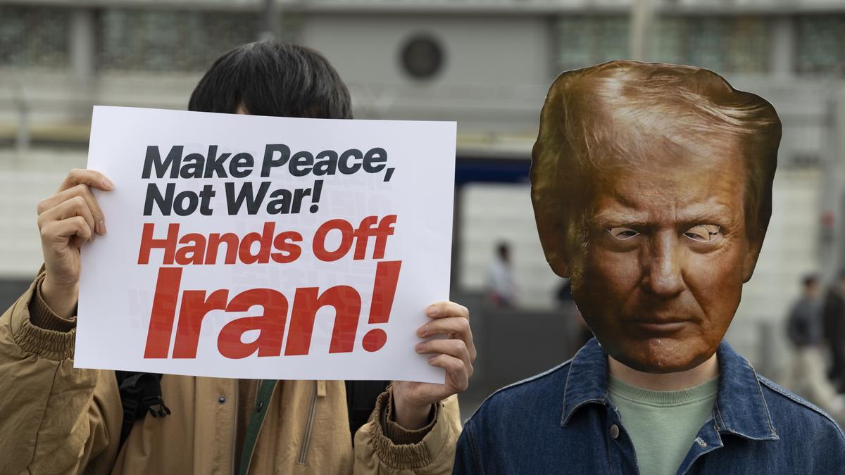 Un manifestante, con una máscara del presidente estadounidense Trump, durante una protesta contra las acciones militares de EEUU en Irán, en Seúl, Corea del Sur.